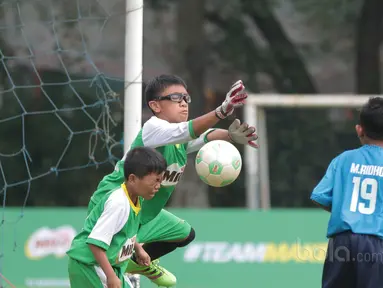 Aksi kiper MILO Road to Barcelona menghalau bola saat laga latih tanding di International School Clubs of Indonesia, Cirendeu, (15/7/2017). (Bola.com/Nicklas Hanoatubun)
