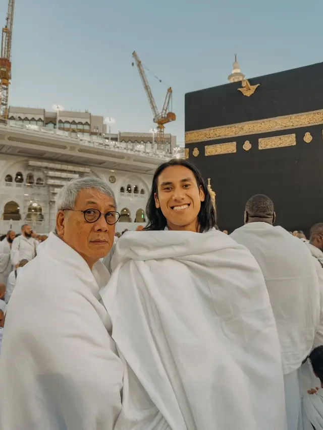 Hana Malasan dan Sean Gelael Umroh
