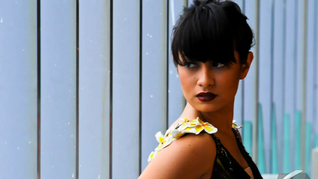 Gaya Sensual Vicky Monica