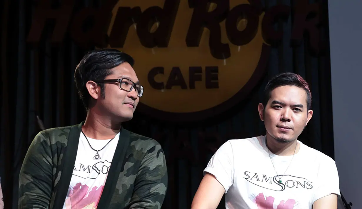 "Terinspirasi dari Taylor Swift. Dia representasi musik jaman sekarang. Dia keren menurut kami. Kalau buat musik emang selalu bermanfaat buat penggemar," kata Irfan Senin (19/12). (Deki Prayoga/Bintang.com)