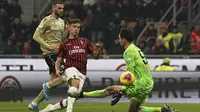 Pemain AC Milan Krzysztof Piatek mencetak gol ke gawang SPAL pada babak 16 besar Coppa Italia 2019/2020 di Stadion San Siro, Milan, Italia, Rabu (15/1/2020). AC Milan menang 3-0. (Spada/LaPresse via AP)