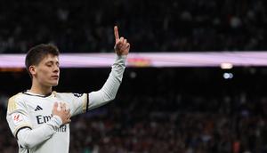 Gelandang Real Madrid, Arda Guler, berhasil menyumbangkan satu gol saat timnya menang 4-0 atas Celta Vigo pada laga pekan ke-28 La Liga di Santiago Bernabeu, Senin (11/3/2024) dini hari WIB. (AFP/Pierre-Philippe MARCOU)