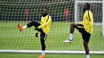 Bek Tottenham Hotspur Ivorian Serge Aurier (kiri) dan gelandang asal Prancis Moussa Sissoko ambil bagian dalam sesi latihan jelang menghadapi Juventus di leg kedua babak 16 besar Liga Champions. (GLYN KIRK/AFP)