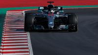 Pembalap Mercedes Lewis Hamilton mengendarai mobilnya saat tes pramusim di Sirkuit de Catalunya, Spanyol (6/3). Juara dunia empat kali ini tidak terlalu terkesan dengan Circuit de Catalunya sehabis di renovasi. (AP Photo / Manu Fernandez)
