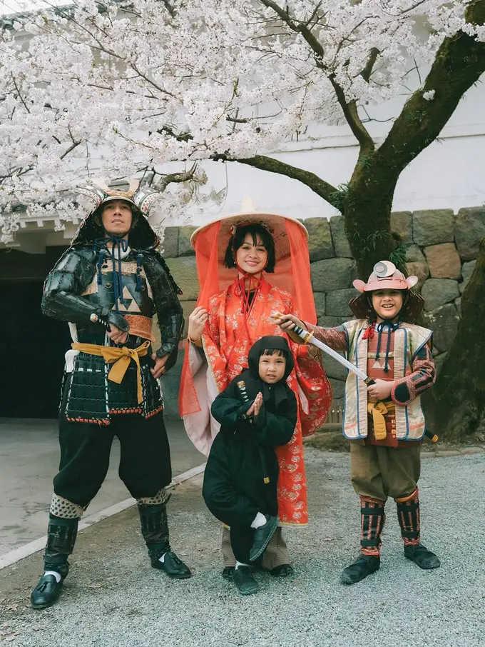 Bukan Kimono, Gaya Kompak Keluarga Andien Aisyah Bergaya ala Samurai, Princess, dan Ninja di Jepang