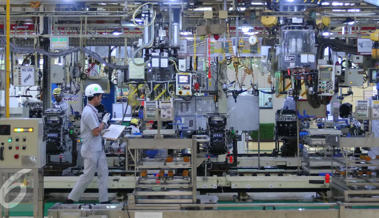 Pekerja mengecek perakitan mobil di PT Toyota Motor Manufacturing Indonesia (TMMIN), Jakarta, Senin (9/5). Pemerintah optimistis industri komponen otomotif nasional mampu menyaingi Thailand dalam kurun waktu 5 tahun ke depan. (Liputan6.com/Angga Yuniar)