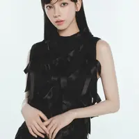 Prada secara resmi mengumumkan Karina aespa sebagai brand ambassador yang disebut sebagai salah satu artis K-Pop paling berbakat dengan visual menonjol dan karismatik. [Dok/Prada].