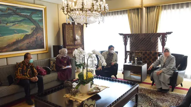 Menteri Koordinator Bidang Perekonomian Airlangga Hartarto menerima kunjungan Menteri Perusahaan Perladangan dan Komoditi Malaysia Zuraida Binti Kamaruddin di Jakarta, Minggu (24/10/2021)