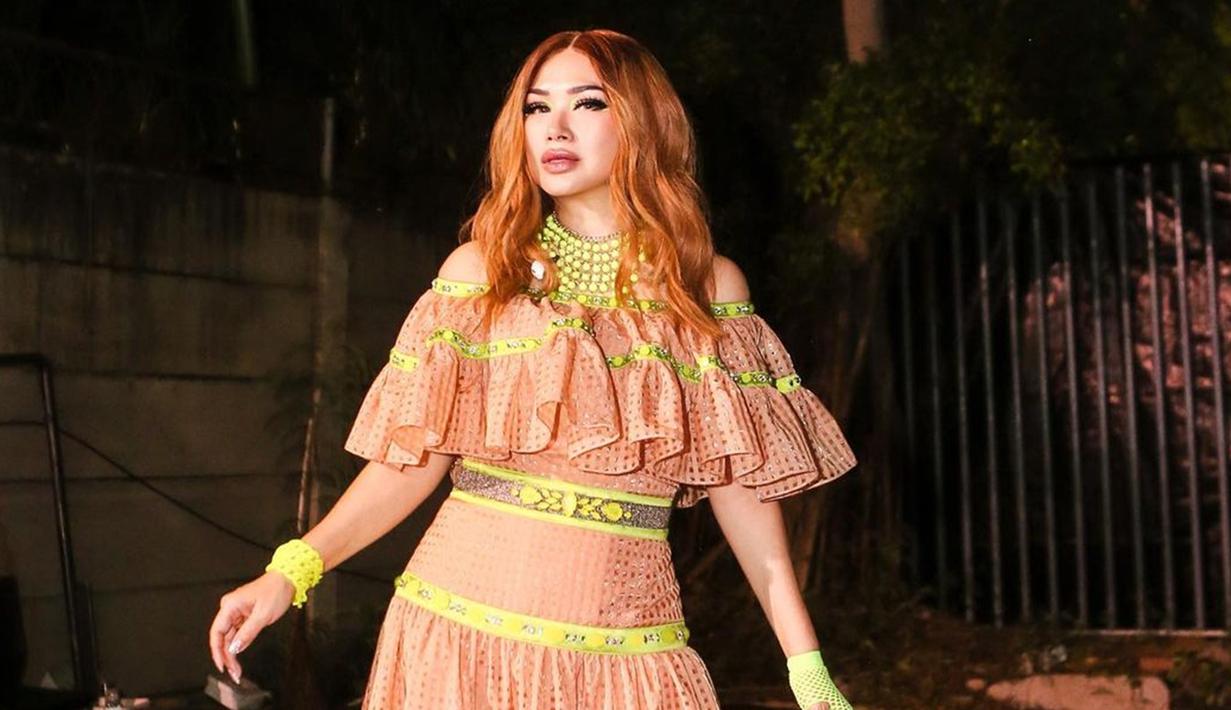 Pelantun Sang Dewi, Titi DJ juga pernah mengkui jika dirinya menjalani prosedur operasi plastik. Pengakuan Titi DJ ini sempat menjadi sorotan netizen.(Liputan6.com/IG/@ti2dj)