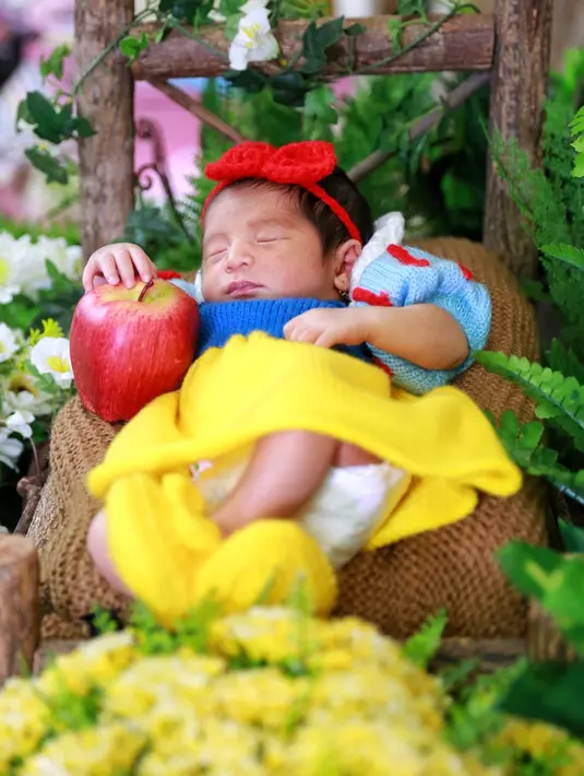 Anak kedua penyanyi Nindy Ayunda lahir pada 11 Oktober 2016. Suami dari Askara itu melahirkan bayi berjenis kelamin perempuan secara caesar dan diberinama Akifa Dhinara Parasady. (Adrian Putra/Bintang.com)