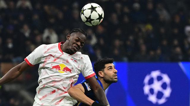 Bek RB Leipzig asal Prancis, Castello Lukeba, berebut bola dengan penyerang Inter Milan, Mehdi Taremi, dalam pertandingan Liga Champions di San Siro, 26 November 2024. (PIERO CRUCIATTI / AFP)