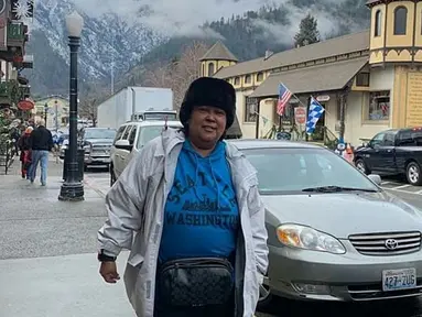 Suty Karno sejak dulu dikenal sebagai sosok publik figur yang punya penampilan sederhana. Adik Rano Karno ini lebih sering tampil casual dengan kaus. Bahkan saat sedang berada di luar negeri. Gayanya santai hanya dengan kaus biru dan jekt putih tebal. (Liputan6.com/IG/@sutykarno)