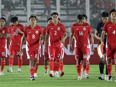 Pemain Timnas Indonesia U-23 memasuki lapangan pertandingan dalam laga uji coba melawan India di Stadion Madya, Senayan, Jakarta, Jumat (10/10/2025). (Bola.com/Muhammad Iqbal Ichsan)