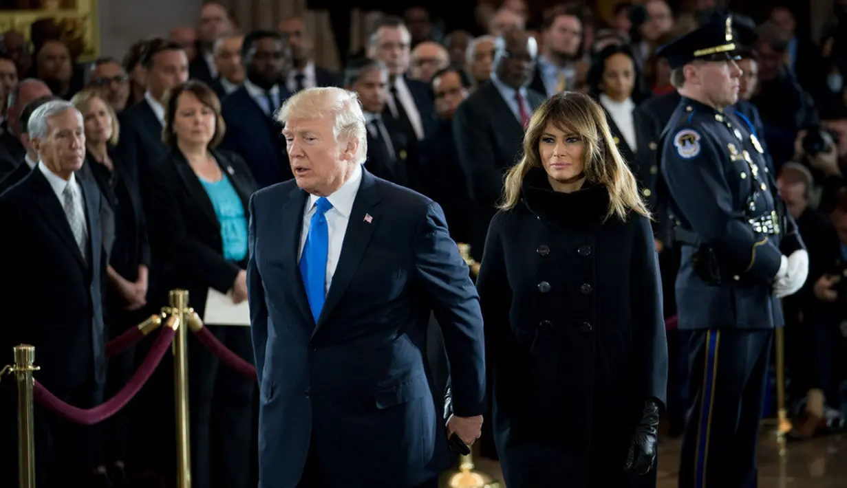 Donald Trump dan melania kembali ke kursi mereka dalam upacara untuk Billy Graham di Capitol, Washington. (ERIN SCHAFF/POOL/EPA-EFE/REX/SHU)
