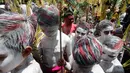 Para pemuda berjalan menuju pura saat ritual Hindu yang disebut "Grebeg" di Desa Tegallalang, Bali, Rabu (30/1). Dalam ritual dua tahunan ini, para pemuda berkeliling kampung dengan riasan tubuh warna-warni untuk menangkal Roh jahat. (AP/Firdia Lisnawati)