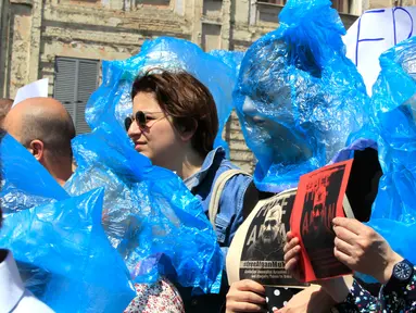 Sejumlah orang melakukan unjuk rasa di Tbilisi, Georgia, Rabu (31/5). Aksi tersebut untuk mendukung seorang wartawan Azerbaijan, Afgan Mukhtarli, yang diculik di Tbilisi pada tanggal 29 Mei 2017. (AP Photo / Shakh Aivazov)