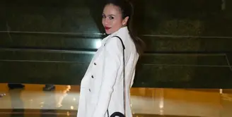 Wulan Guritno tampil mengenakan oversized blazer putih dengan mini skirt cokelat-kuning. Ia terlihat membawa Ultra Small Lady Dior My ABCDior Bag (Black Ultramatte Cannage Calfskin) yang harganya diperkirakan sekitar Rp66,1 jutaan. Foto: Instagram.