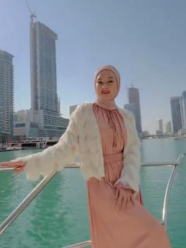 6 Momen Seru Dinda Hauw di Dubai, Kerja Sambil Liburan
