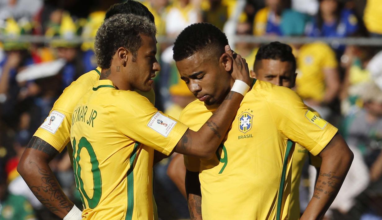 Pemain Brazil, Neymar (kiri) menenangkan rekannya Gabriel Jesus saat timnya hanya bermain imbang lawan Bolivia pada laga kualifikasi Piala Dunia 2018 zona CONMEBOL di La Paz, Bolivia, (5/10/2017). Brasil bermain imbang 0-0. (AP/Leo Correa)