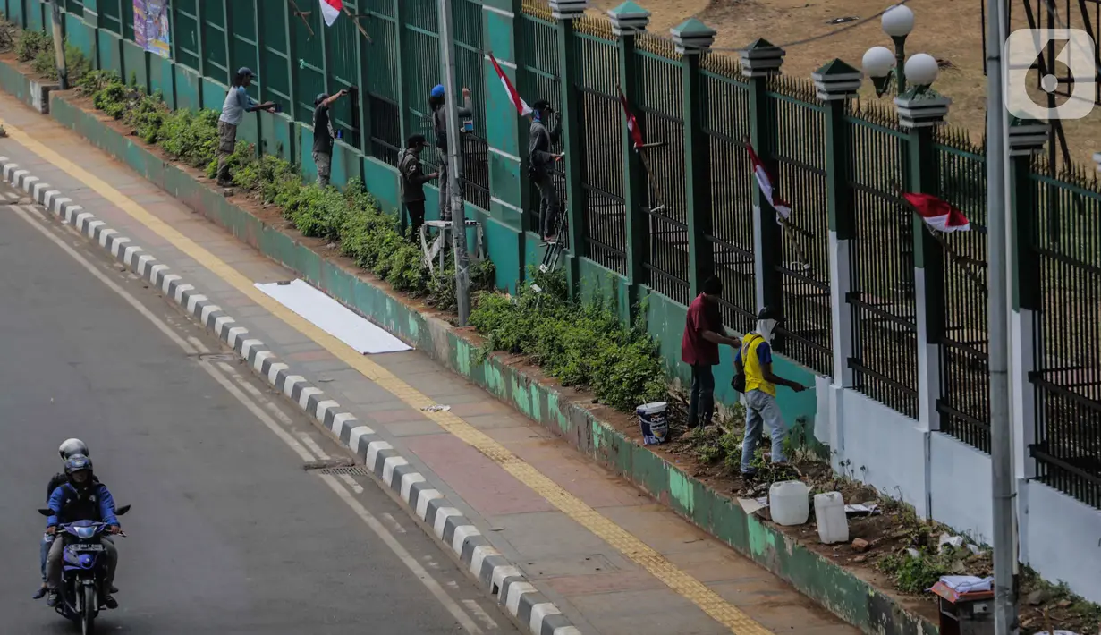 Pekerja melakukan pengecatan pagar di kompleks Parlemen Gedung DPR/MPR, Senayan, Jakarta., Rabu (16/10/2019). Jelang pelantikan presiden dan wakil presiden pada 20 Oktober, berbagai persiapan dilakukan Gedung DPR, salah satunya mempercantik pagar di depan pintu masuk. (Liputan6.com/Faizal Fanani)