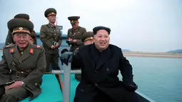 Pemimpin Korea Utara Kim Jong-un saat melakukan inspeksi di sebuah detasemen pertahanan di Pulau Mahap, sektor depan Korea Utara. Inspeksi Kim Jong-un ini untuk meningkatkan kesiapan tempur tentaranya. (REUTERS/KCNA)