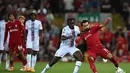 Penyerang Liverpool, Mohamed Salah (kanan) mengontrol bola dari kawalan pemain Crystal Palace, Tyrick Mitchell  selama pertandingan Liga Inggris di stadion Anfield, di Liverpool, Inggris (16/8/2022). Liverpool bermain imbang atas Crystal Palace 1-1. (AFP/Paul Ellis)