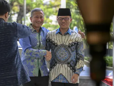 Menteri Luar Negeri Indonesia, Sugiono (kanan), saat menyambut kedatangan Menteri Luar Negeri Singapura, Vivian Balakrishnan, jelang pertemuan mereka di Gedung Kementerian Luar Negeri, Jakarta pada Selasa 12 Mei 2026. Menteri Luar Negeri (Menlu) Republik Indonesia, Sugiono, menerima kunjungan Menlu Singapura, Vivian Balakrishnan di Gedung Pancasila, Kementerian Luar Negeri, Jakarta. (BAY ISMOYO/AFP)