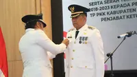 Serah terima jabatan Bupati Ahmed Zaki Iskandar kepada Kepala Biro Administrasi Pimpinan Setjen Kemendagri Andi Ony Prihartono yang ditunjuk sebagai Pejabat (Pj) Bupati Tangerang hingga tahun 2024. (Liputan6.com/Pramita Tristiawati)
