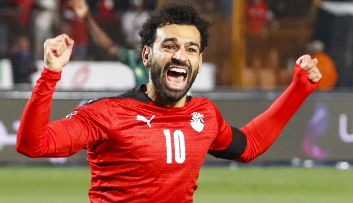 Skuad Liverpool musim 2022/2023 dipenuhi oleh para pemain yang berasal lebih dari 10 negara dan sebagian besar merupakan pemain andalan di level timnas yang telah mengoleksi banyak caps bagi negaranya. Tercatat ada 5 pemain yang memuncaki daftar pengoleksi caps terbanyak untuk timnas masing-masing dalam skuad Liverpool musim 2022/2023. Berikut daftar kelima pemain tersebut. (AFP/Khaled Desouki)