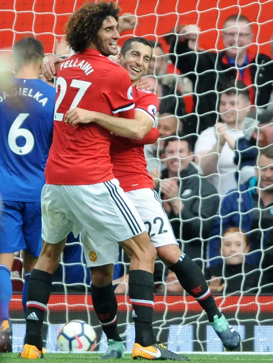 Pemain Manchester United, Henrikh Mkhitaryan dan Marouane Fellaini berselebrasi setelah mencetak gol ke gawang Everton pada laga pekan kelima Liga Inggris 2017/2018 di Stadion Old Trafford, Minggu (17/9). MU menang dengan skor 4-0. (AP Photo/Rui Vieira)