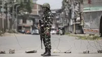 Seorang tentara paramiliter India berjaga saat penerapan karantina wilayah (lockdown) guna membendung penyebaran pandemi COVID-19 di Kota Srinagar, ibu kota musim panas Kashmir yang dikuasai India (26/7/2020). (Xinhua/Javed Dar)