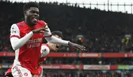 Gelandang Arsenal, Thomas Partey, mengucapkan dua kalimat syahadat dibimbing oleh pemuka agama Islan di London, Sheikh Muhammad Al-Azhari.(AFP/Glyn Kirk)