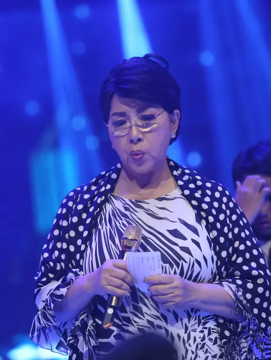 "Contekan, aku tuh kalau disuruh hafalin lagu orang memang jarang. Karena sering bawakan lagu sendiri. Saya disuruh nyanyi lagunya noah yg gak pernah saya dengar. Hafalnya itu susah, karena ini (ingatan) sudah dol," ujar Titiek. (Andy Masela/Bintang.com)