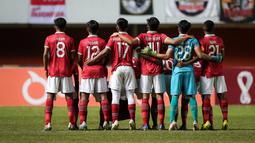 Para pemain starter Timnas Indonesia U-16 berfoto bersama sebelum dimulainya laga semifinal Piala AFF U-16 2022 antara Indonesia U-16 melawan Myanmar U-16 di Stadion Maguwoharjo, Sleman, Rabu (10/8/2022) malam WIB. (Bola.com/Bagaskara Lazuardi)