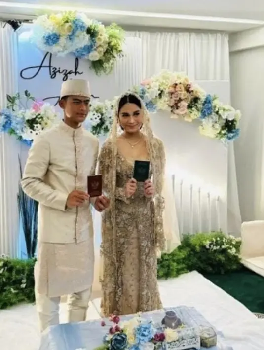 Pratama Arhan dan Azizah Salsha tampil serasi dengan mengenakan pakaian pernikahan bernuansa coklat bronze saat akad nikah. [@pratamaarhan_226]