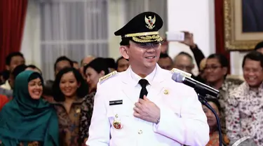 Basuki Tjahaja Purnama bersiap untuk dilantik menjadi Gubernur DKI Jakarta di Istana Negara, Rabu (19/11/2014). (Liputan6.com/Faizal Fanani)