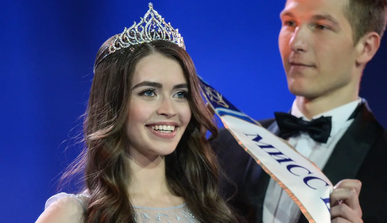 Ekspresi Maria Vasilevich saat menerima selempang usai dinobatkan menjadi Miss Belarus 2018 di Minsk, Belarusia (4/5). Maria Vasilevich akan mewakili negara di kontes Miss World. (AFP Photo/Maxim Malinovsky)