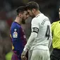 Striker Barcelona, Lionel Messi, bersitegang dengan bek Real Madrid, Sergio Ramos, pada laga La Liga di Stadion Santiago Bernabeu, Sabtu (2/3). Real Madrid takluk 0-1 dari Barcelona. (AP/Manu Fernandez)