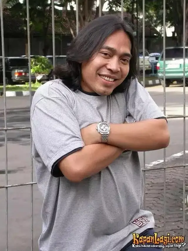 6 Foto Masa Muda Komeng, Gaya Rambut Gondrong Milik Ariel Noah