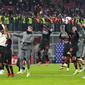 Para pemain AC Milan merayakan berakhirnya laga melawan Torino pada pertandingan Liga Italia Serie A di Stadion San Siro, Milan, Italia, 26 Oktober 2021. AC Milan menang 1-0. (AP Photo/Luca Bruno)