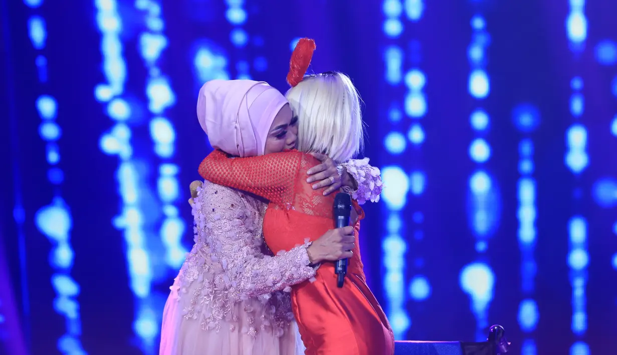 Suasana haru warnai panggung Infotainment Awards 2017, Selasa (25/1/2017) malam. Acara yang disiarkan secara langsung SCTV itu di isi oleh beberapa penyanyi papan atas. Diantaranya, Julia Perez dan Dewi Perssik. (Adrian Putra/Bintang.com)