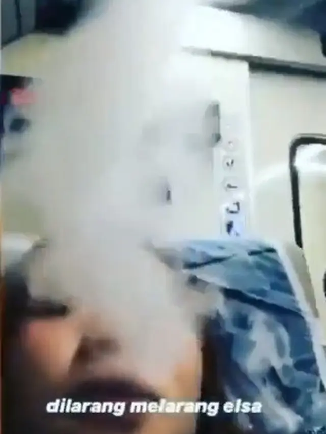 wanita vaping di kereta