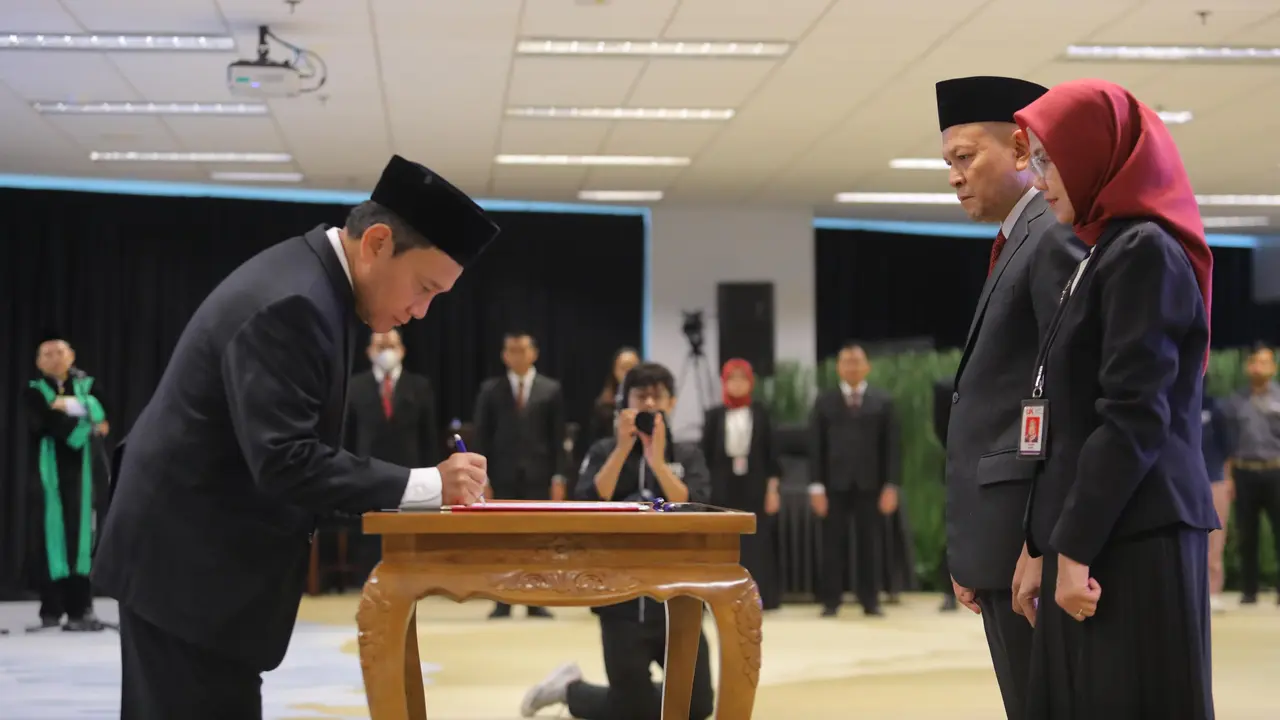 Wakil Ketua Dewan Komisioner Otoritas Jasa Keuangan (OJK)  Mirza Adityaswara melantik dan mengambil sumpah jabatan dua pejabat OJK setingkat Deputi Komisioner. (Dok OJK)