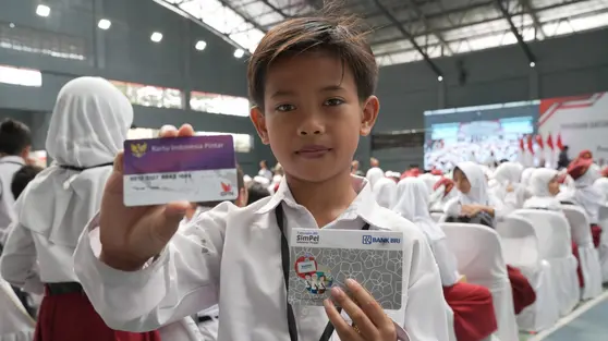 Tak Perlu Antre Panjang, Emak-Emak di Bojonegoro Pilih Cairkan PIP Anaknya di BRILink Agen
