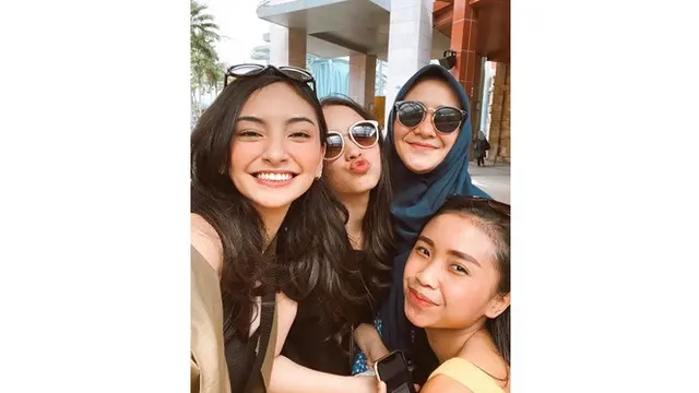 6 Gaya Liburan Ayya Renita Pemeran Sekar TOP di Singapura, Seru Bareng Sahabat