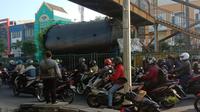 Truk tangki muatan besi tersangkut di JPO Grand Mall Bekasi, Senin (1/8/2022). Lalu lintas macet belasan kilometer. (Istimewa)
