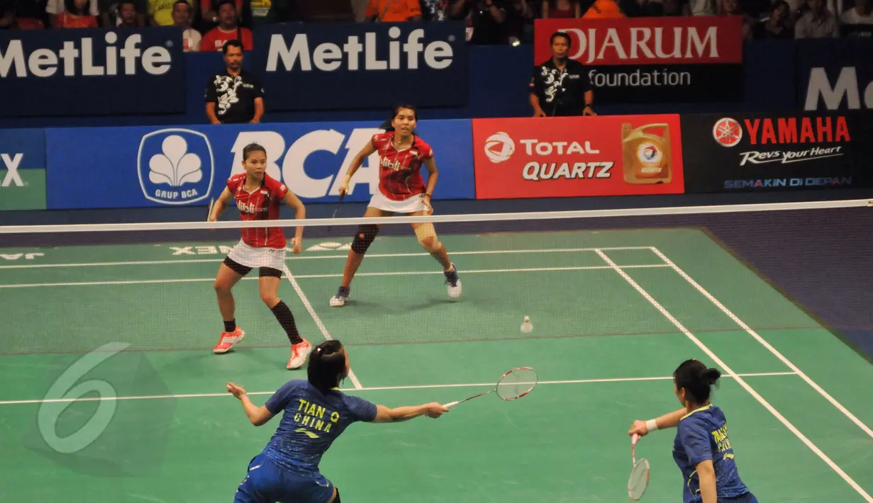 Ganda putri Tiongkok, Tang Jinhua/Tian Qing mengembalikan kok ke arah pasangan Greysia Polii/Nitya di final BCA Indonesia Open Superseries Premier 2015 di Jakarta, Minggu (7/6/2015). Tang JH/Tian Q menang 21-11, 21-10. (Liputan6.com/Andrian M Tunay)