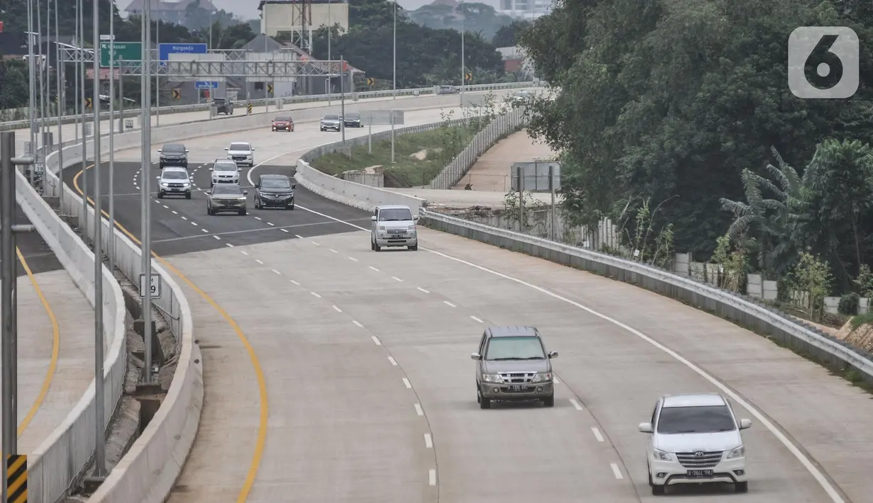 Kendaraan saat melintasi ruas Tol Cinere-Jagorawi (Cijago) Seksi 3A Kukusan-Krukut, Tanah Baru, Depok, Jawa Barat, Senin (26/12/2022). Kementerian PUPR melalui Badan Pengatur Jalan Tol (BPJT) telah mengoperasikan secara fungsional ruas Tol Cijago Seksi 3A Kukusan-Krukut sejak Jumat (23/12/2022) lalu dalam rangka momentum libur Natal dan Tahun Baru. Ruas tol tersebut dibuka secara gratis mulai dari 23 Desember 2022 sampai 3 Januari 2023, pukul 08.00 WIB-07.00 WIB. (merdeka.com/Iqbal S. Nugroho)