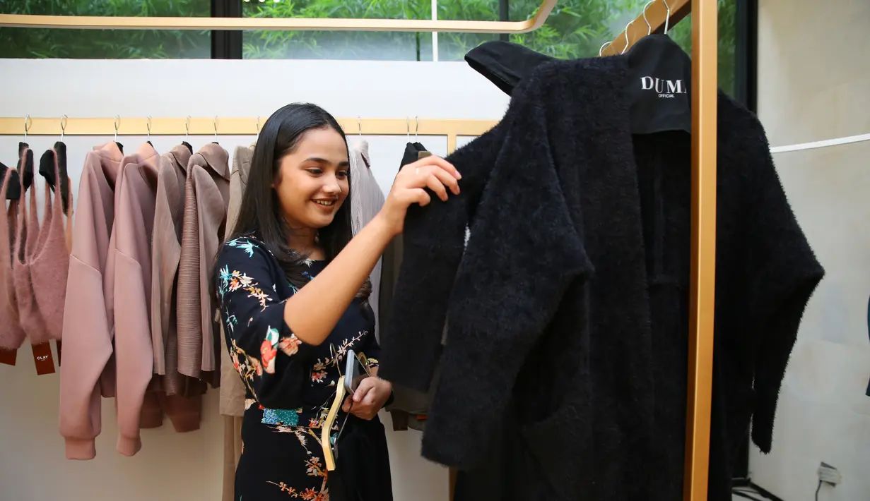 Brand lokal itu di antaranya adalah By Lizzie Parra (BLP), Pvra Shoes, tas dari KimxLim, candle dari Sensory Faculty, Mimesa Home Goods, dan Morg. (Nurwahyunan/Bintang.com)