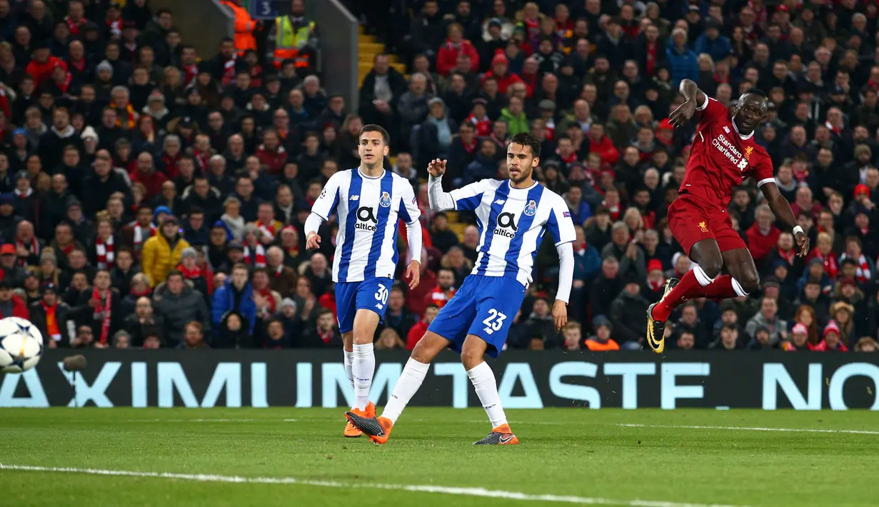 Pemain Liverpool, Sadio Mane melakukan tendangan ke arah gawang FC Porto pada leg kedua babak 16 besar Liga Champions di Stadion Anfield, Selasa (6/3). Liverpool lolos ke perempatfinal berbekal kemenangan 5-0 secara agregat. (AP /Dave Thompson)